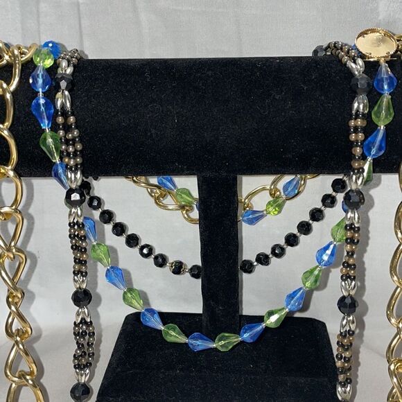 4 costume jewelry necklaces - Picture 3 of 5